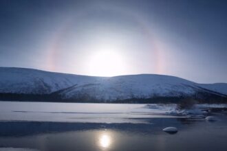 Discover the amazing Arctic project using vertical solar panels to set a world record in Norway. Learn how this powerful new technology defeats snow, maximizes low-angle light, and creates a model for resilient, global solar energy.